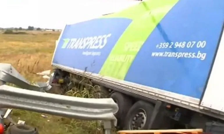 Тежка катастрофа между три тира на АМ Тракия - Tribune.bg