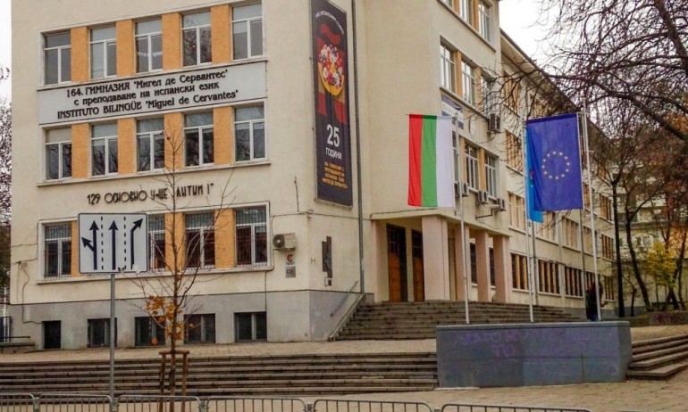 Връщат присъствено учениците от столичната Испанска гимназия - Tribune.bg