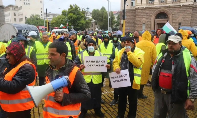 Протест на пътни строители блокира движението в триъгълника на властта (СНИМКИ) - Tribune.bg