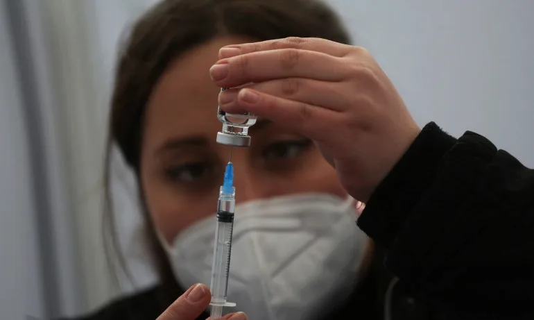 Google и Facebook въвеждат задължителна ваксинация, същото ще направят и във филмото студио Netflix - Tribune.bg