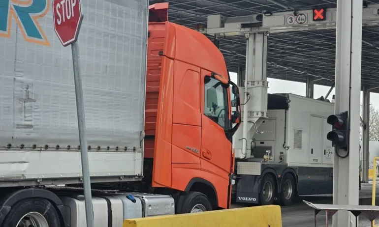 Задържани 8 тона недекларирани химикали в ТИР за Иран на Капитан Андреево - Tribune.bg