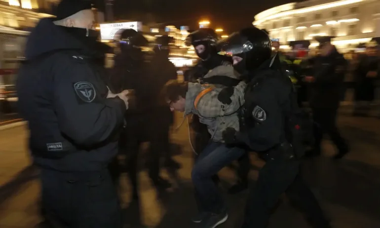 Повече от 1300 са арестуваните по време на протестите в Русия - Tribune.bg