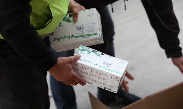 Положителните COVID тестове на учениците ще се съхраняват в кутии в училищата - Tribune.bg