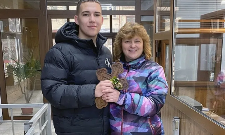 17-годишният Николай, който хвана Богоявленския кръст в Луковит, продължи благородна кауза - Tribune.bg