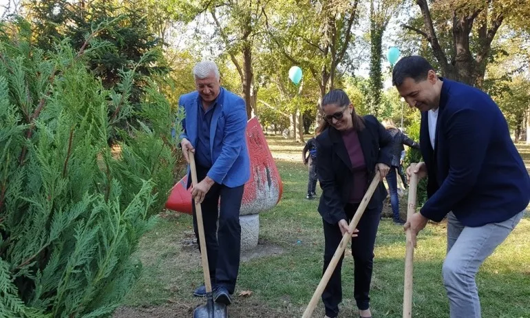 Кандидатът за кмет на Пловдив Здравко Димитров се включи в засаждането на дръвчета в парк Рибница - Tribune.bg
