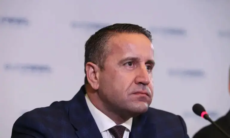 Харизанов: Диалектите и заигравките с фолклора са готини. Чобанската неграмотност не е… - Tribune.bg