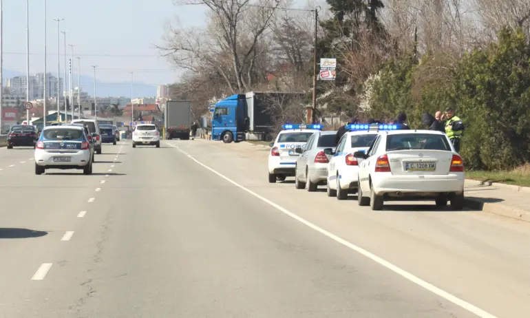 19 нелегални мигранти са открити край Бистрица - Tribune.bg