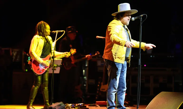 Дзукеро пя пред хиляди в НДК - Tribune.bg