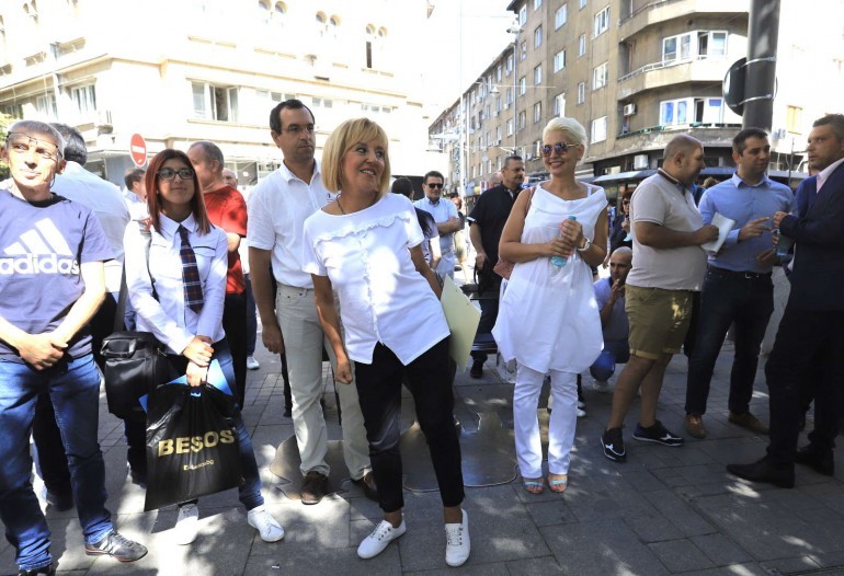 Манолова със симпатизанти