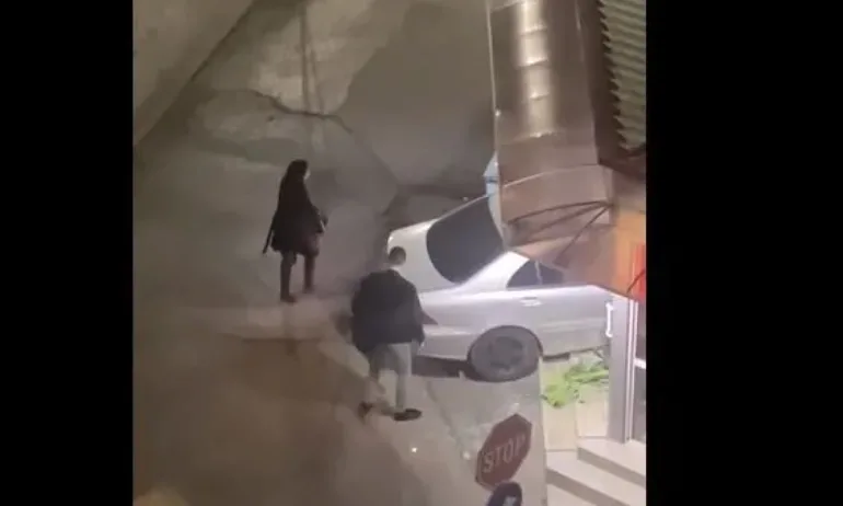 Шофьорка се заби с колата си в цветарски магазин в Люлин - Tribune.bg