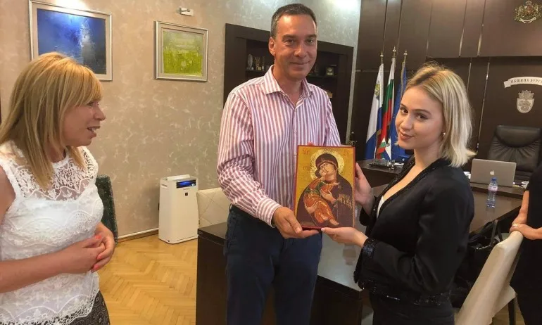 Мария Бакалова остана очарована от Бургас, получи подарък от кмета Димитър Николов - Tribune.bg