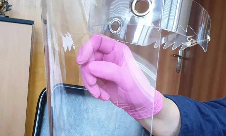 Депутатът от ГЕРБ Евгения Ангелова дари 120 предпазни шлема на МБАЛ - Хасково - Tribune.bg