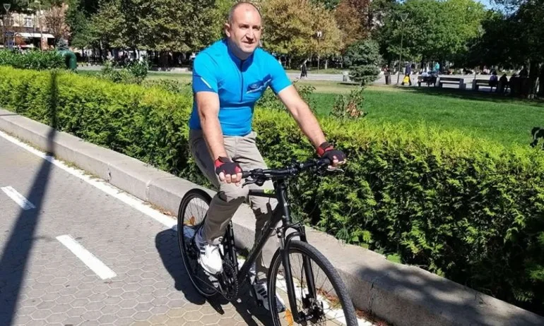 Читатели пускат пиар снимки на Радев с колело - Tribune.bg