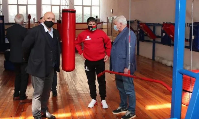 Кирил Ананиев и Красен Кралев дадоха начало на реконструкцията на зала Борис Гюдеров в Перник - Tribune.bg