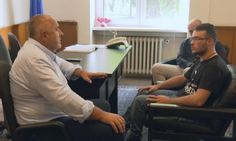 Бойко Борисов разговаря със семейството на Петър Мавродиев по проблемите на хората с увреждания - Tribune.bg