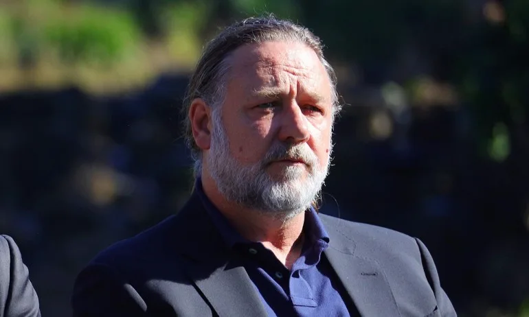 Гладиаторът Ръсел Кроу се подреди на опашка от 7000 души, за да се ваксинира срещу COVID-19 - Tribune.bg