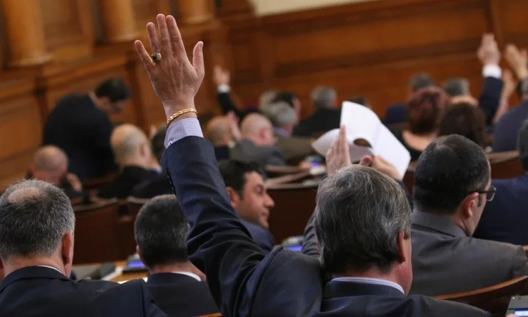 В НС гласуват: Актуализацията на бюджета и промените в Закона за извънредното положение - Tribune.bg