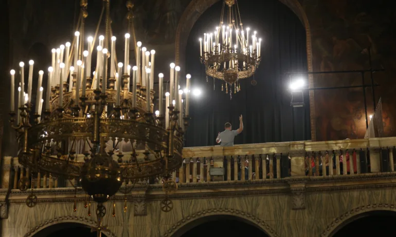 КЕВР: Няма законова възможност църквите и манастирите автоматично да минат на битов ток - Tribune.bg