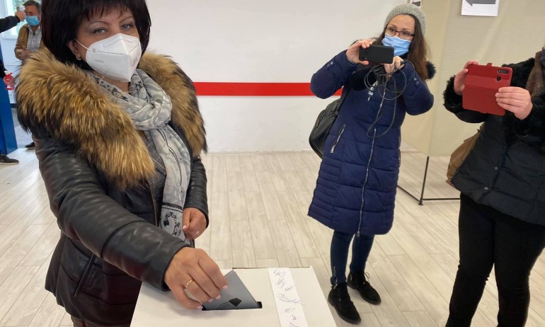 Цвета Караянчева: Гласувах за ред и връщане на парламентарната демокрация - Tribune.bg