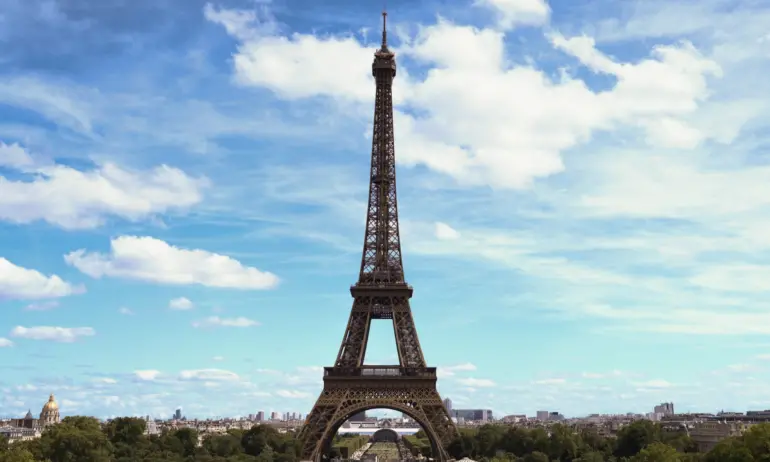 Пияни туристи заспаха на Айфеловата кула - Tribune.bg