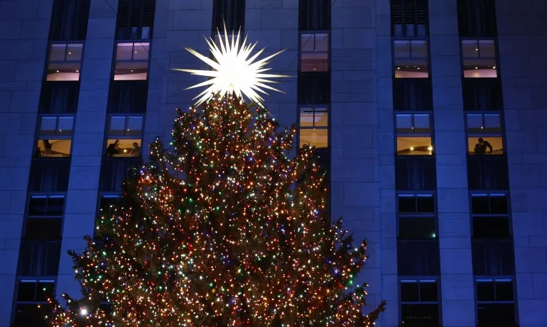 Запалиха светлините на коледната елха пред Рокфелер център в Ню Йорк (СНИМКИ) - Tribune.bg