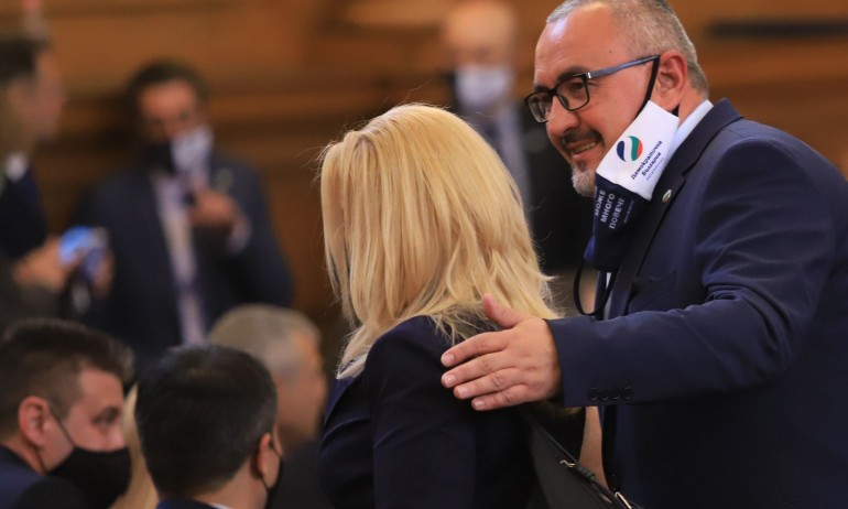 Кредитът на депутата от ДБ, който държи заплатата му да е на ръка, не бил в банка, а при колекторска фирма - Tribune.bg