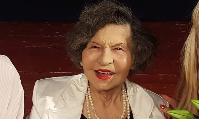 Стоянка Мутафова спира изявите си за няколко месеца - Tribune.bg