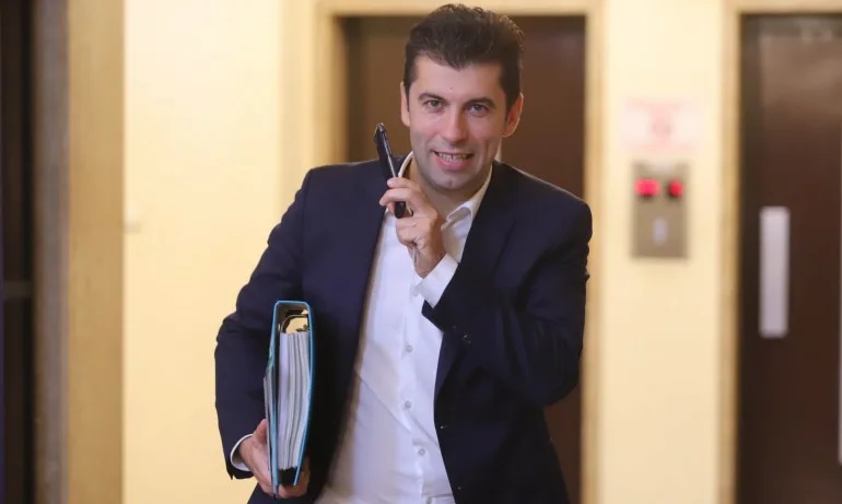 Служебният министър на икономиката хвърли няколко ефектни бомби, но без нито един документ - Tribune.bg