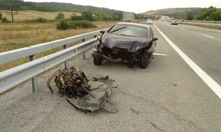Сеат се разби в мантинелата край Дрен, затвори за 90 минути платно на Струма - Tribune.bg