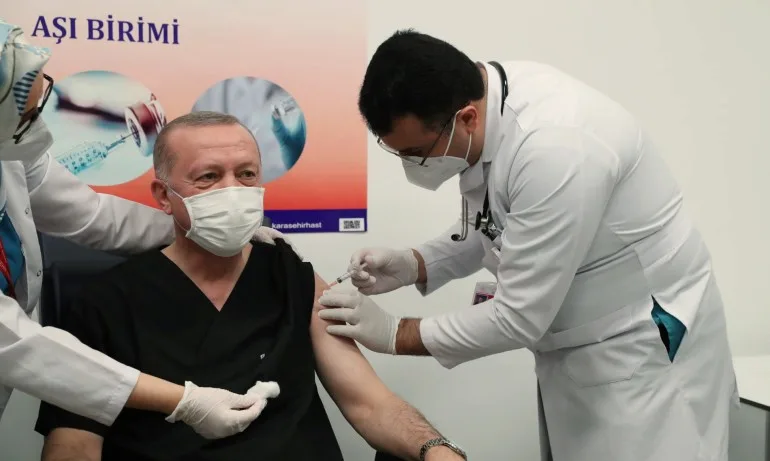 Ердоган се ваксинира с китайска ваксина пред десетки телевизионни камери - Tribune.bg