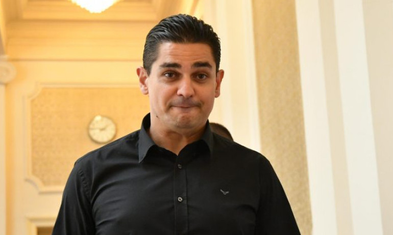 Андролова: За първи път чувам овцата да сваля доверието си от фермера - Tribune.bg