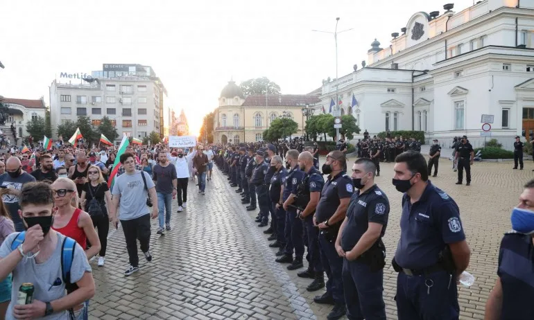 Трима ранени полицаи и 18 задържани след снощния протест - Tribune.bg