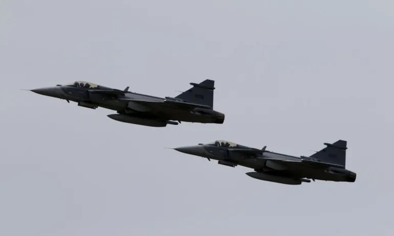 Вдигнаха Грипен-и по спешност заради руски изтребители край Латвия - Tribune.bg