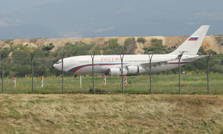 Два самолета прибират руските дипломати в родината им (СНИМКИ) - Tribune.bg