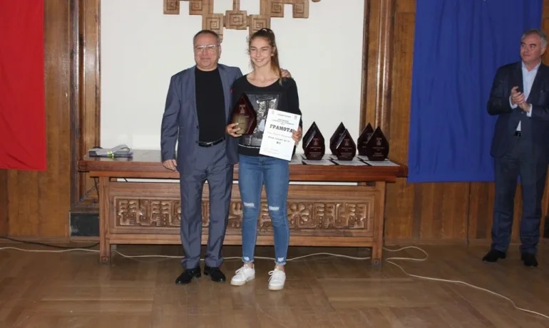 Йоана Константинова e млад талант номер 1 на Община Плевен - Tribune.bg