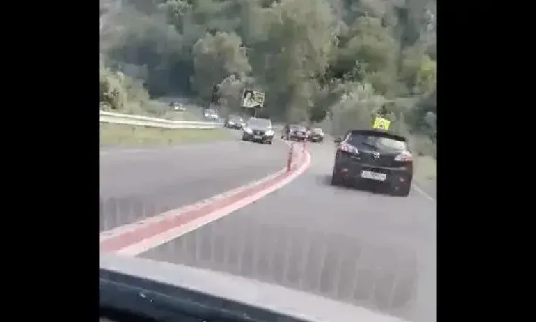 Кола със специален режим на движение притисна няколко автомобила в Кресненското дефиле (ВИДЕО) - Tribune.bg