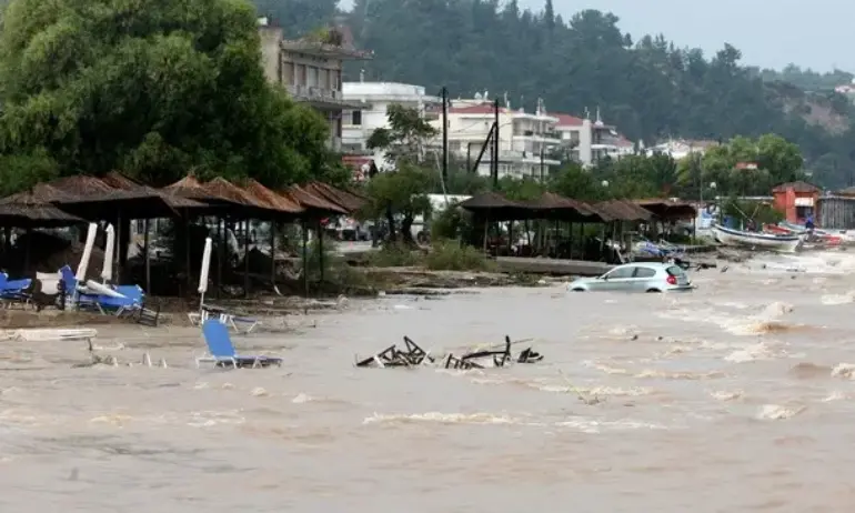 Мощен циклон връхлетя Гърция, проливни дъждове наводниха къщи и магазини - Tribune.bg