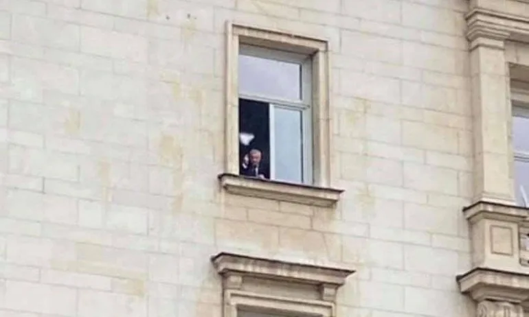 Обвиниха Симеонов за среден пръст към протестиращи, той казва, че искал да ги подкрепи - Tribune.bg