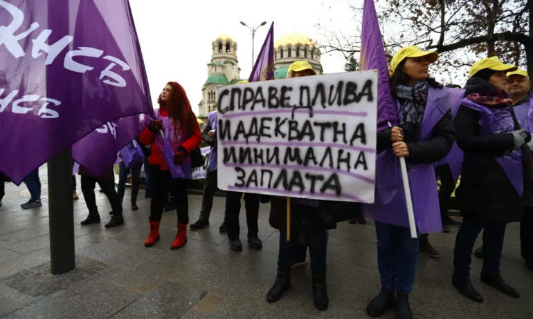 Синдикална елха и протестни гирлянди на КНСБ посрещнаха депутатите (СНИМКИ) - Tribune.bg