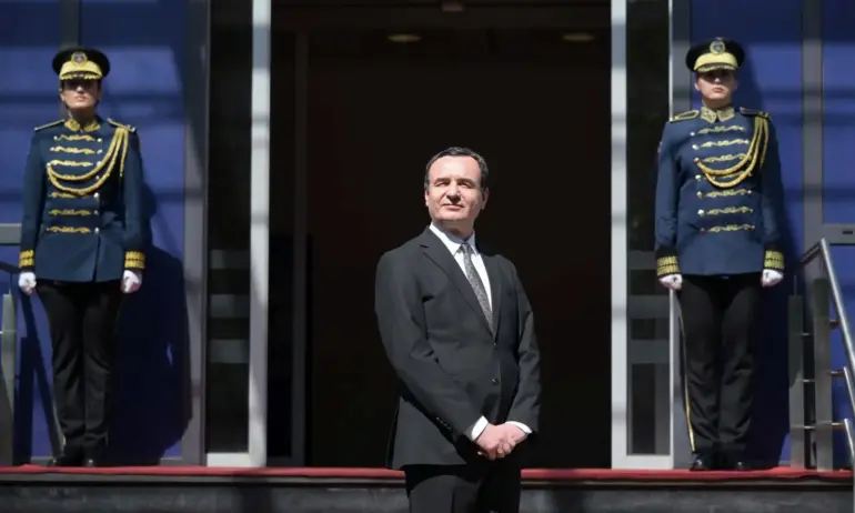 Бой в косовския парламент, заляха Курти с вода (ВИДЕО) - Tribune.bg