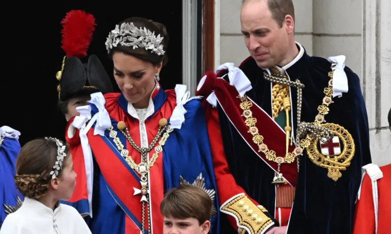 Майка и дъщеря: Принцеса Кейт и принцеса Шарлот с подобни корони от кристални листа (СНИМКИ) - Tribune.bg
