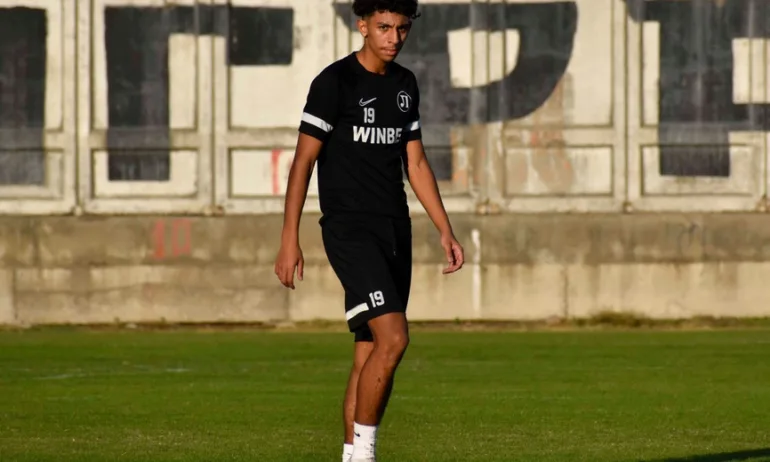 Нов футболист започна тренировки с Локомотив (Пловдив), съобщиха от клуба.18-годишният