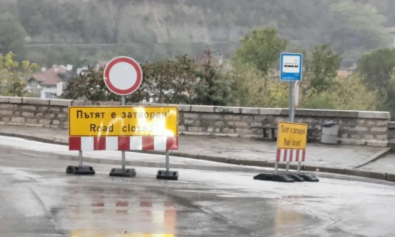 Има обходен маршрут, по който се пренасочва трафикътПътят между Велико