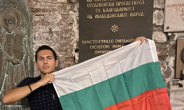 Студент по история подари документи на македонския посланик в България - Tribune.bg