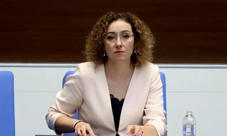 Най-голямата гъзария: Шалапатова и кабинета ѝ си накупили телефони, таблети и лаптопи за по 10 хил. лв. на човек - Tribune.bg