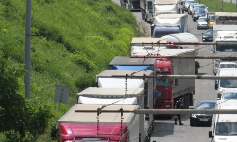 Пак транспортна блокада около Дунав мост при Русе - Tribune.bg