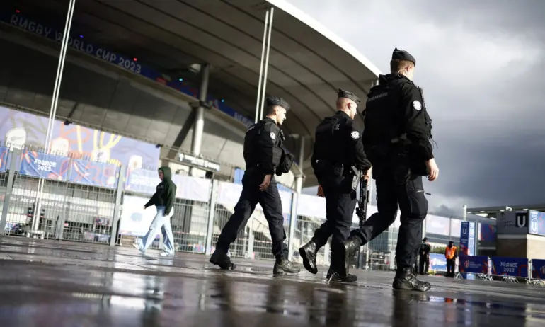 10 бяха евакуирани18 регионални летища във Франция станаха обект на