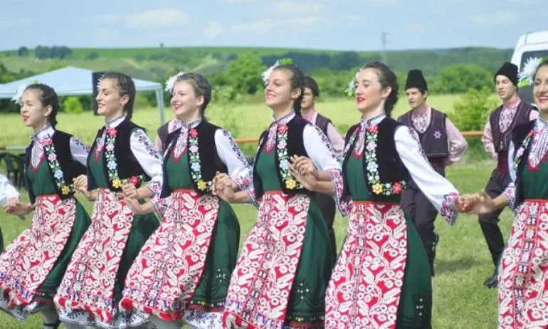 Светла сряда е: Ден, наситен с традиции и обреди за плодородие, здраве и закрила - Tribune.bg