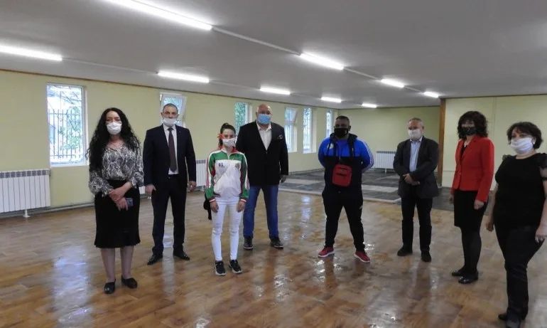 Министър Кралев продължава инспекцията на спортни обекти - Tribune.bg