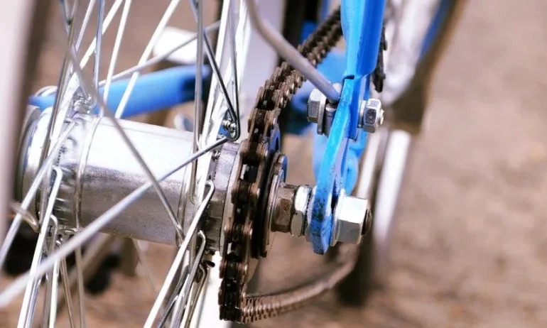 Мъж се блъсна в бордюр със самоделно колело с двигател и почина на място - Tribune.bg